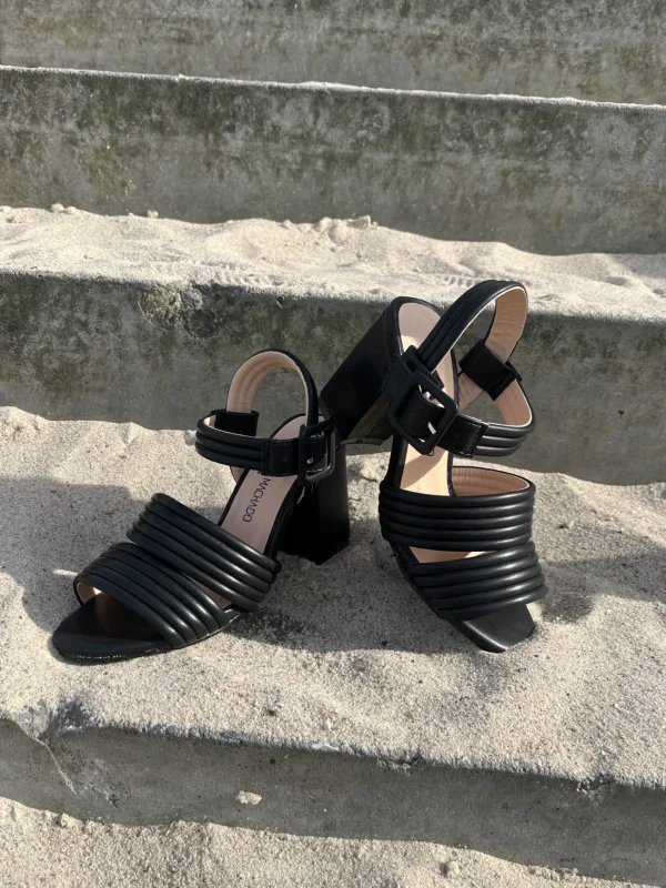 Andres Machado - Sort sandal med høj hæl