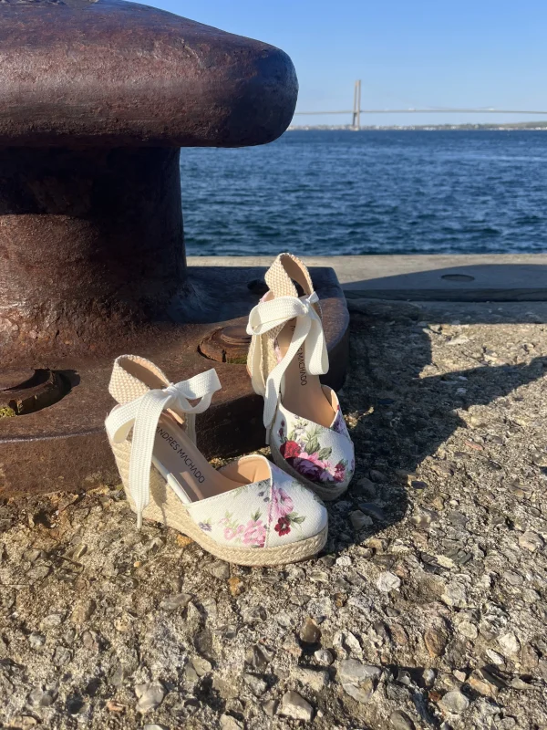 Andres Machado - Wedgesandal med blomstermotiv